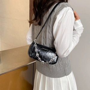 Elegante borsa sottobraccio in pelle verniciata nera stropicciata con catena argento