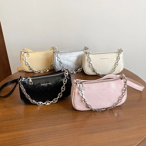 Borse sottobraccio arricciate in cinque colori con catene metalliche per ogni look