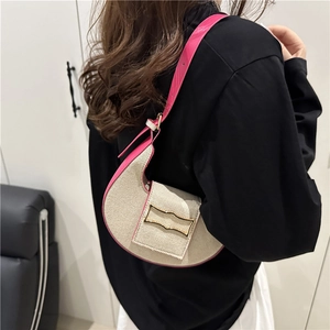 Sac croissant en toile beige chic avec bordures en cuir rose et boucle dorée élégante