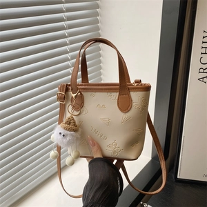 Sac Seau Mini Femme en Cuir PU Motifs de Dessins Animés Gaufrés Sac Bandoulière Mode avec Pendentif en Peluche Mignon