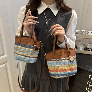Sac fourre-tout bohème tissé coloré en deux tailles avec poignées en cuir marron