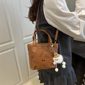 Mini sac seau en cuir marron avec imprimé chien dessin animé et breloque peluche