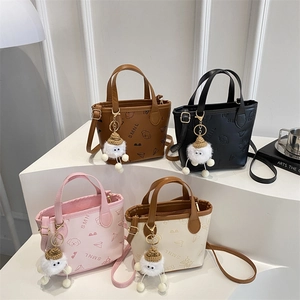 Mini sacs seaux en cuir en quatre couleurs avec imprimés mignons et breloques en peluche