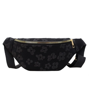 Elegante marsupio nero da donna in oxford con jacquard floreale 3D e cerniere dorate