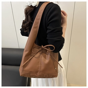 Braune Schultertasche aus Kunstleder mit modischem Schleifendetail und breitem Riemen