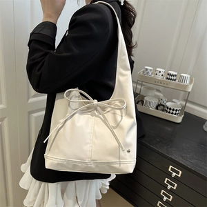 Minimalistische weiße Shopper-Tasche mit Schleife und großem Schulterriemen für Damen