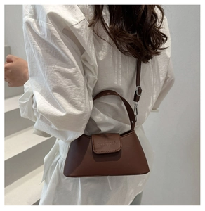 Vue détaillée du sac baguette FANYISSA en cuir marron foncé avec bandoulière