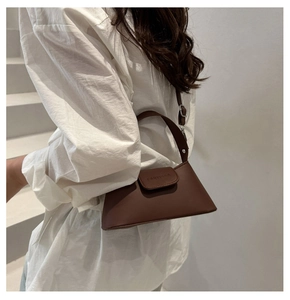Gros plan du mini sac à main marron foncé avec gaufrage FANYISSA et détails de la sangle