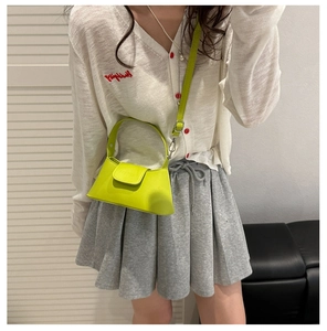 Détail du mini sac à main vert fluo en similicuir lisse avec fermoir en métal doré