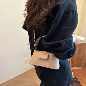 Mini sac à main en cuir beige minimaliste avec poignée et bandoulière pour femme