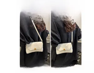 Vista dettagliata della borsa baguette crema con tracolla regolabile per spalla e crossbody