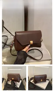 Dettaglio della borsa baguette in pelle marrone con elegante chiusura in metallo dorato