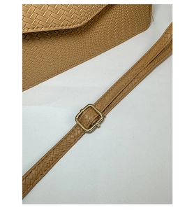 Vue détaillée du sac en cuir tressé kaki avec bandoulière réglable et boucle dorée