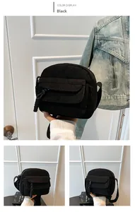 Détails d'un sac bandoulière en velours côtelé noir avec rabat aimanté et sangle réglable