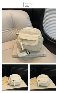 Vue détaillée du petit sac bandoulière en velours côtelé blanc avec bandoulière réglable