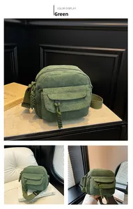 Détail du sac bandoulière en velours côtelé vert avec cordon tressé et texture riche