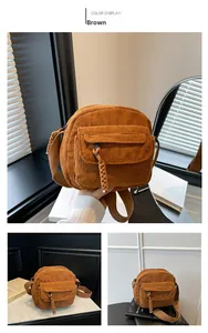 Détail du sac bandoulière en velours côtelé marron avec poche à rabat et zip tressé