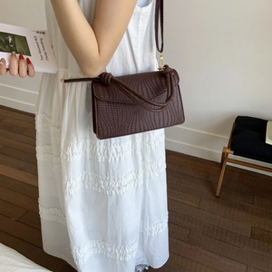 Sac à bandoulière tissé marron foncé minimaliste avec poignée nouée pour femme