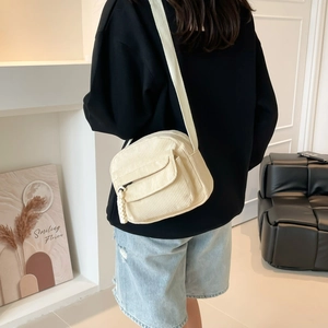 Sac bandoulière carré minimaliste en velours côtelé beige pour femmes moderne
