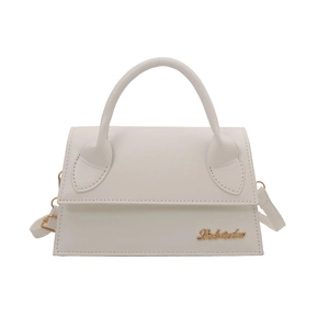 Witte minimalistische lederen trapezium handtas met gebogen handvat en gouden logo