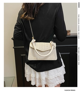 Détail du sac bandoulière tissé beige avec poignée en coton et chaîne dorée