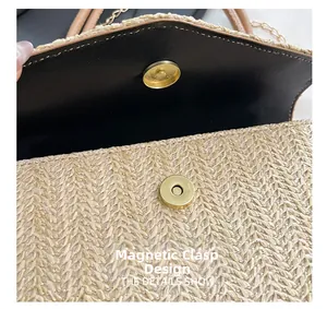 Détail d'un sac en paille tressée avec fermoir magnétique doré et finition texturée