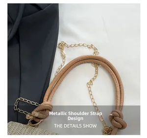 Détail du sac en paille avec chaîne en métal doré et poignée en cuir marron noué