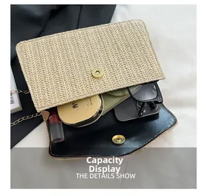 Vue détaillée de la capacité intérieure du sac en paille avec téléphone et lunettes