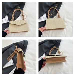 Détails du sac bandoulière tissé avec base en cuir et bandoulière en chaîne dorée