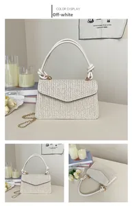 Détail du sac à main tissé crème avec poignée nouée et bandoulière chaîne dorée