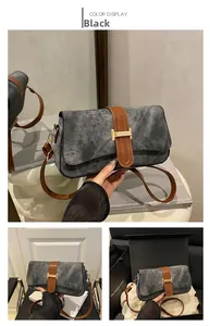 Détail du sac bandoulière en denim délavé gris avec bandoulière cuir brun et boucle