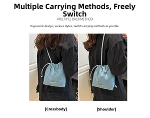 Détail du sac seau en denim bleu clair montrant deux façons de porter le sac à l'épaule