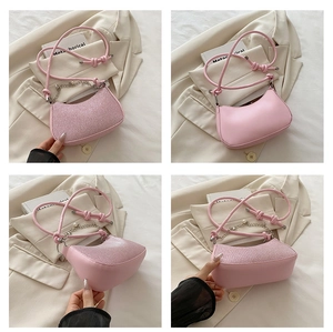 Détails du sac demi-lune rose avec paillettes, perles et nœuds décoratifs élégants
