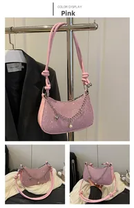Vue détaillée du sac hobo à paillettes roses avec chaîne argentée, perles et cœurs