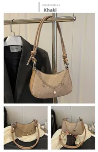 Détails du sac à bandoulière kaki à paillettes avec chaîne argentée et breloque étoile