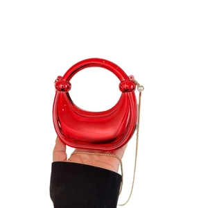 Mini bolso media luna rojo metalizado brillante con asa redonda y cadena oro