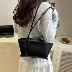 Sac fourre-tout noir minimaliste avec bandoulières pour un style élégant au quotidien