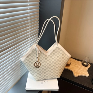 Sac Fourre-Tout Élégant Pour Femmes En Cuir PU Imprimé Monogramme M Mode Grande Capacité Ouverture En V Sac Bandoulière Avec Pendentif