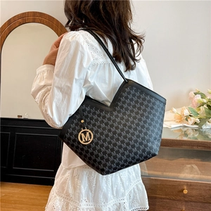 Sac seau noir à la mode avec motif de lettre M gris et breloque logo dorée sur l'épaule