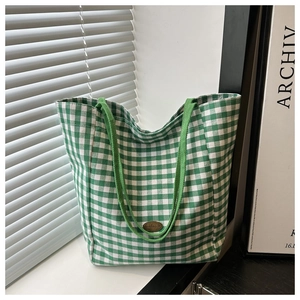 Détail du sac cabas en vichy vert avec logo vintage handmade en métal sur tissu