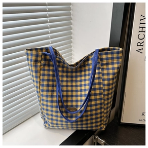 Détail du sac cabas en toile à carreaux vichy bleu et jaune avec étiquette fait main