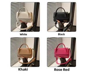 Détail de mini sacs bandoulière avec bretelles nouées en blanc, noir, kaki et rose fuchsia