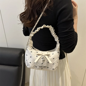 Sac hobo plissé blanc avec motifs floraux, imprimés papillons et breloques cœur