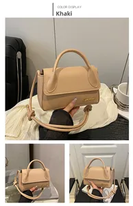 Détail du sac à main kaki avec logo métallique, cuir lisse et bandoulière à nœud décoratif