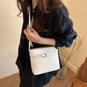 Sac seau minimaliste en cuir blanc avec boucle argentée et bandoulière pour femme