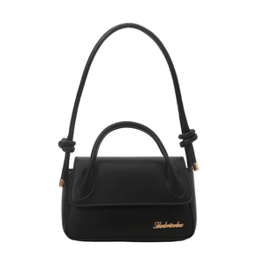 Sac à main minimaliste en cuir noir avec poignée et logo doré sur fond blanc impeccable