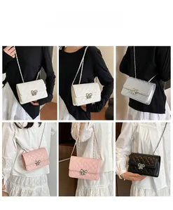 Sac à bandoulière matelassé avec fermoir nœud en beige argent rose et noir
