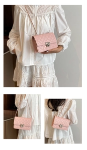 Détail du sac à bandoulière rose matelassé avec nœud argenté et bandoulière chaîne