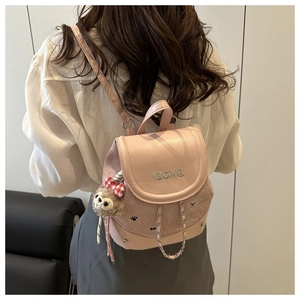 Détail d'un mini sac à dos rose avec broderie IBCMB et charmant pendentif koala en peluche
