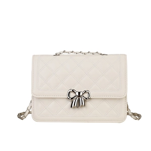 Sac bandoulière matelassé blanc cassé avec fermoir nœud argenté et bandoulière chaîne